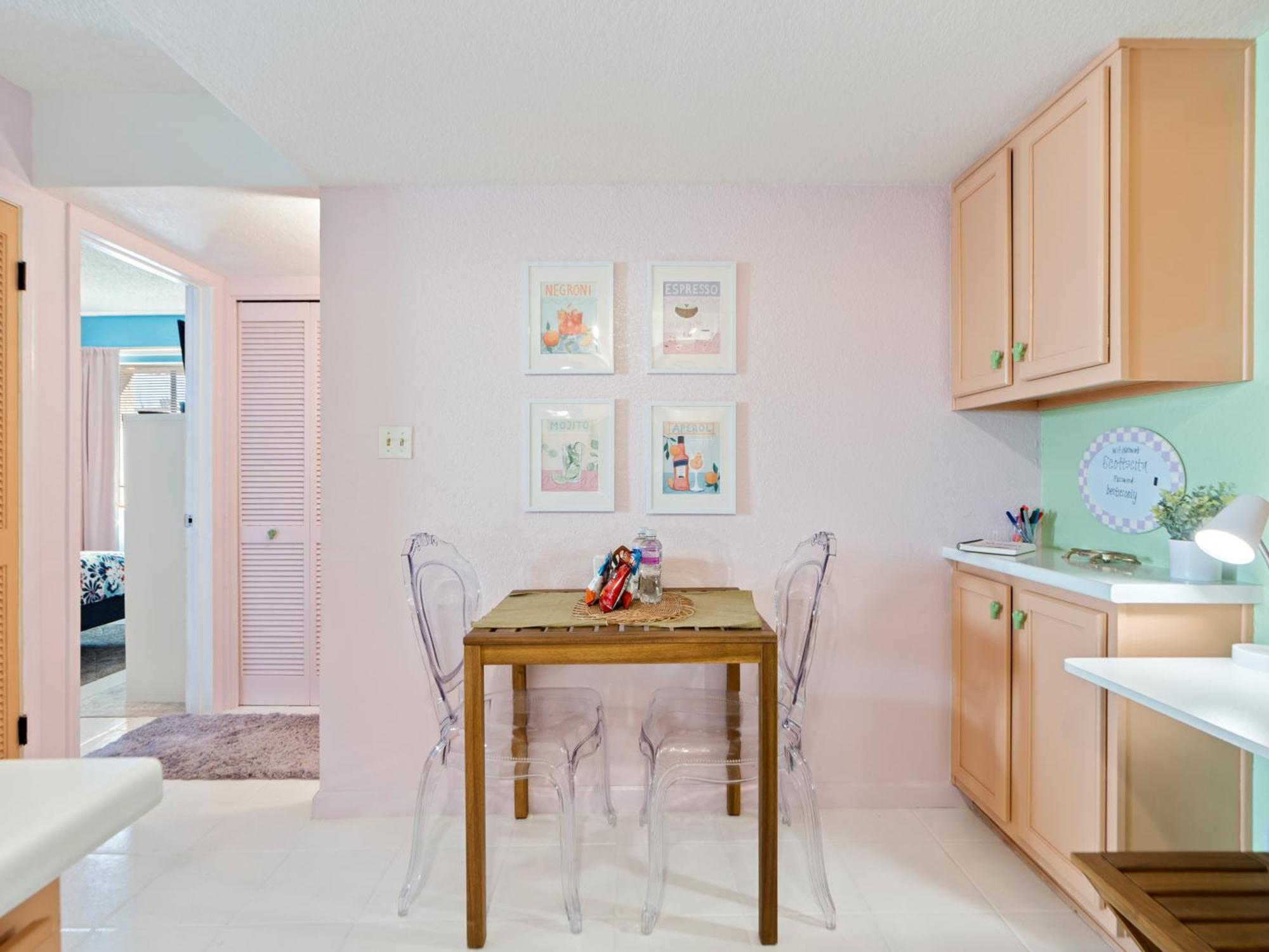Modernized 1br W Shared Pool & Holiday home *