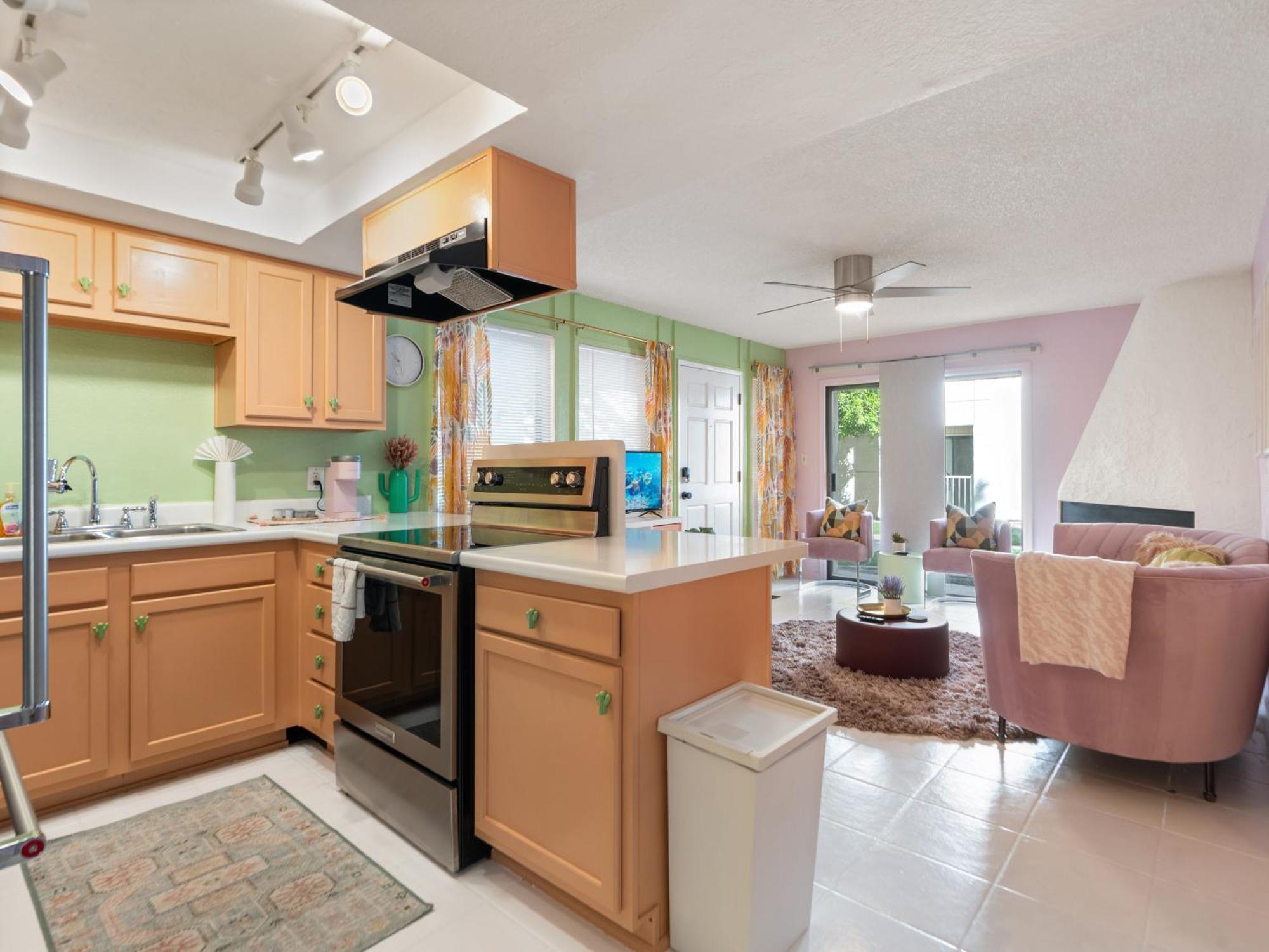 Modernized 1br W Shared Pool & Holiday home Scottsdale