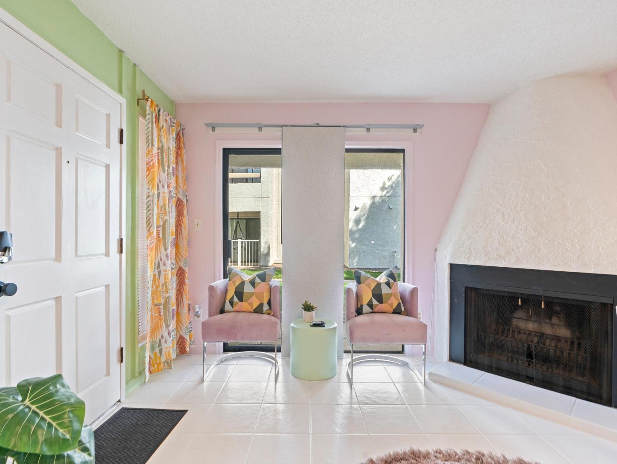 Modernized 1br W Shared Pool & Holiday home *