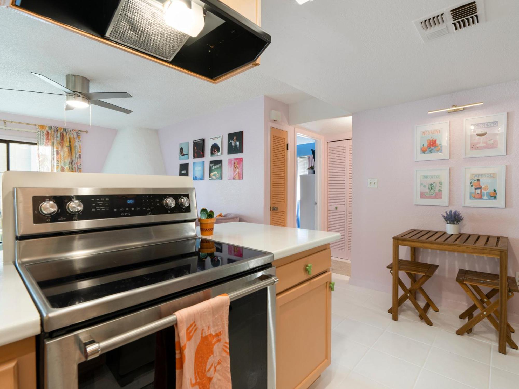 Modernized 1br W Shared Pool & Holiday home